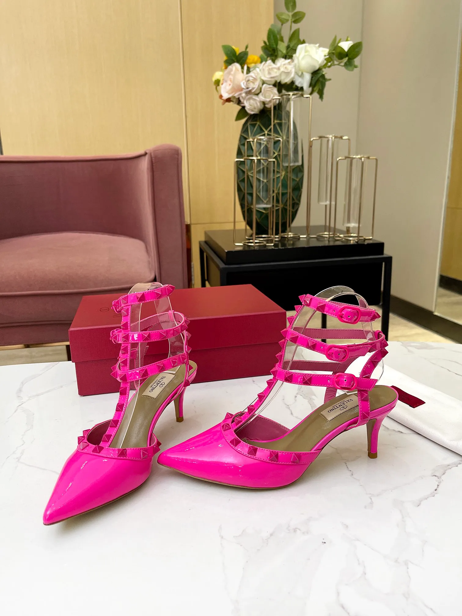 👟👟Ex-factory price 420👟👟 Genuine leather sole +40 Top version 𝑉𝐴𝐿𝐸𝑁𝑇𝐼𝑁𝑂 Valentino spring and summer new style (new color) women's back empty (new generation cow patent leather) sandals The unique [unique V family rivet design] brings out a full sense of high-end, and the new season will live up to expectations! Worth buying★Absolutely high-grade❥Original method, Absolutely sensual❥Elegant style, creating a different feeling, simple and elegant style!  Code number: 35-41 (34-42 is customized and non-returnable) Inner lining: Inner sheepskin Heel height: 9.5cm (two-ring strap) 6.5cm (three-ring strap) Leather outsole Rubber outsole